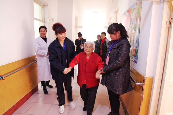 老人的笑容，我們的快樂——公司青年志愿者走進(jìn)敬老院活動(dòng)側(cè)記.jpg